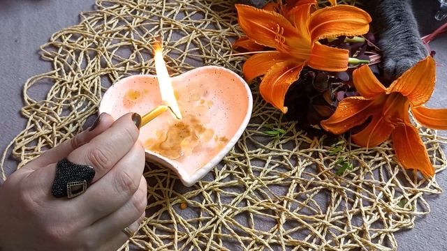 ЧТО ОН ЧУВСТВУЕТ КО МНЕ? - гадание на свече