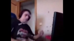 Мем(Чувак стучит по клавиатуре)