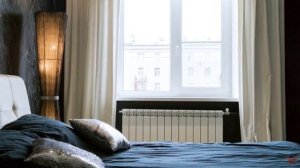 Белые бархатные шторы в спальне