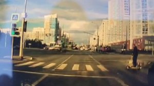Пацан на самокате наехал на кроссовер