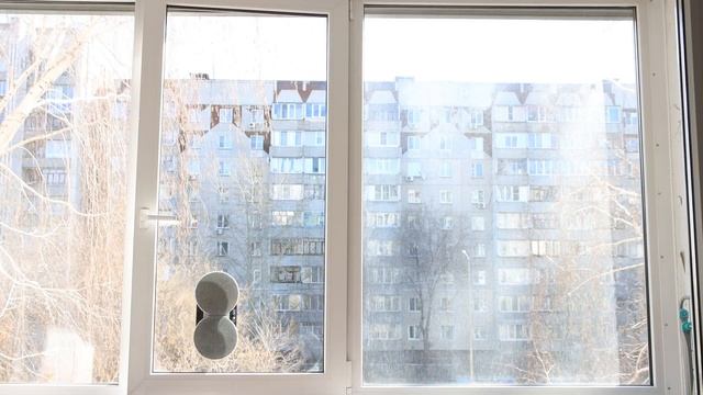 У меня глухие окна всегда чистые и без разводов. Покажу как очистить стекла мойщиком окон Даджет смотреть онлайн