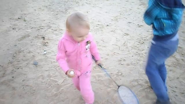 Алиса играет в теннис на улице с детьми, играет с собакой и мальчиком Сашей смотреть онлайн