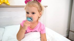 Папа с малышом хотят спать, но Ника мешает | Видео для детей