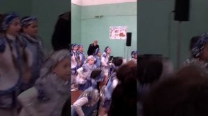 танец под песню Потолок ледяной