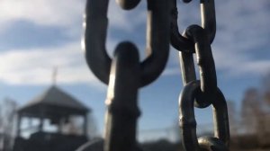 Футаж качели (цепь качается)