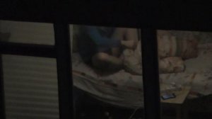 Скрытая камера. Мужик снимает штаны