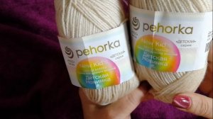 Бежевый свитер с открытыми плечами