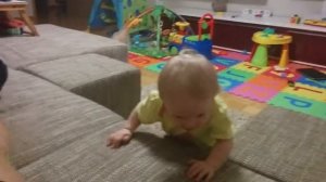 Эмили залезает на диван, 8 месяцев