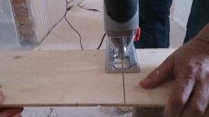 Паркет своими руками. Разрезание доски паркета лобзиком.