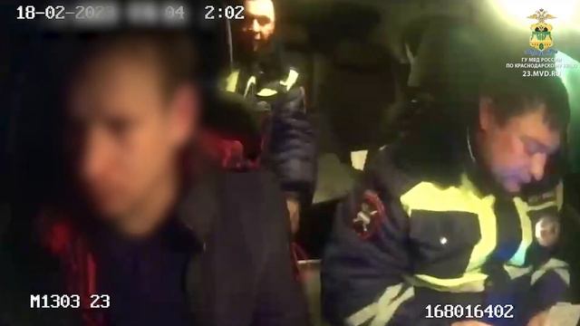 В Кореновске полицейские задержали пьяного лихача. Он оказал сопротивление смотреть онлайн