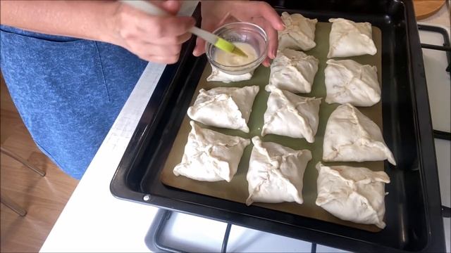 Очень люблю эти слойки с потрясающе вкусной и простой начинкой. смотреть онлайн