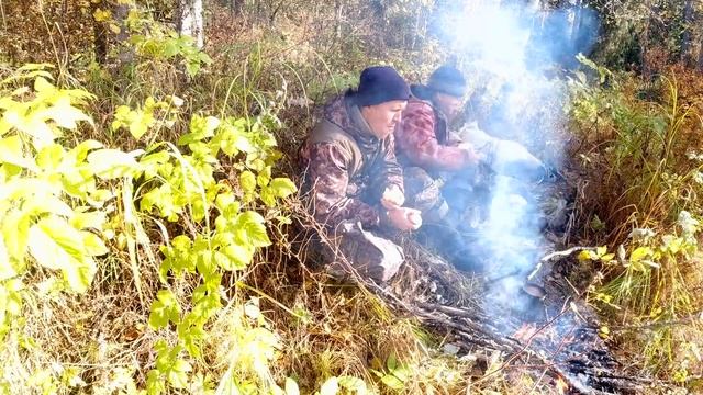 Батя натягал хариуса. Таежная рыбалка на червя. смотреть онлайн