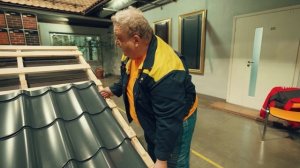 Узел карниза на кровле из металлочерепицы. Фрагмент фильма о монтаже металлочерепицы. УНИКМА.