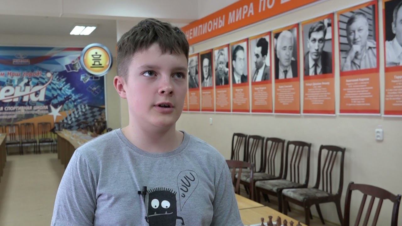 2021 04 АтомТВ Железногорск Шахматы Дмитрий Хегай сеанс одновременной игры