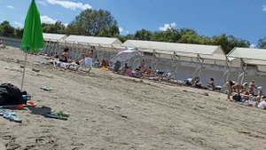 Дневная прогулка по пляжу.