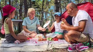 Семейный кемпинг в лесу. Бахчисарай.