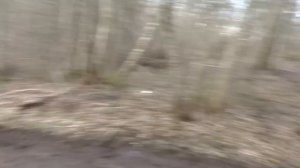 БТР-80 вылазит из грязи с помощью лебедки.