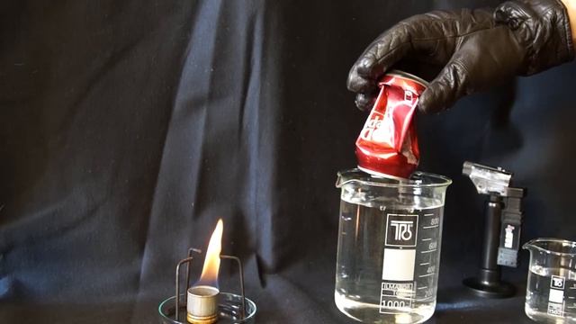 Взрываем изнутри алюминиевые банки, имплозия (Физика, химия) смотреть онлайн