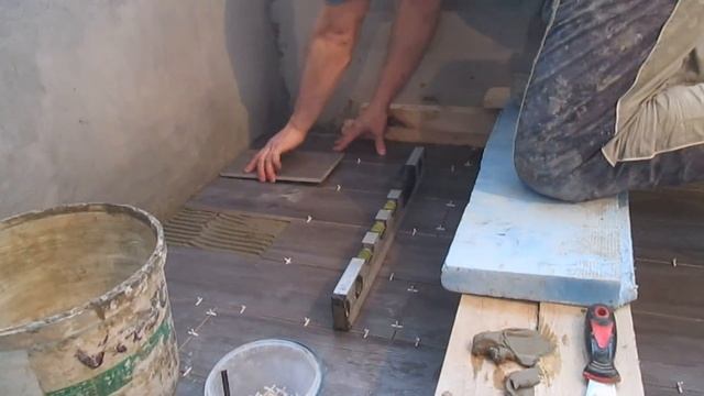 Часть- 4 Ремонт балконов. Пол из керамогранита 15*60см+ установка подоконников. смотреть онлайн