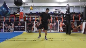 Перемещения в боксе (кикбоксинге).Самостоятельная работа с применением "лесенки".