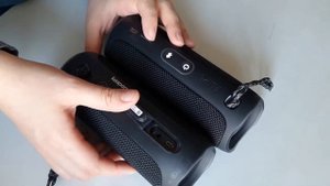 Сравнение беспроводных колонок  JBL Flip 4 и  JBL Flip 5 с символикой Kaspersky