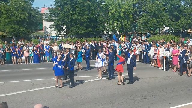 Прощальный школьный вальс. Выпускники-2016 Столбцы 10.06.2016 смотреть онлайн