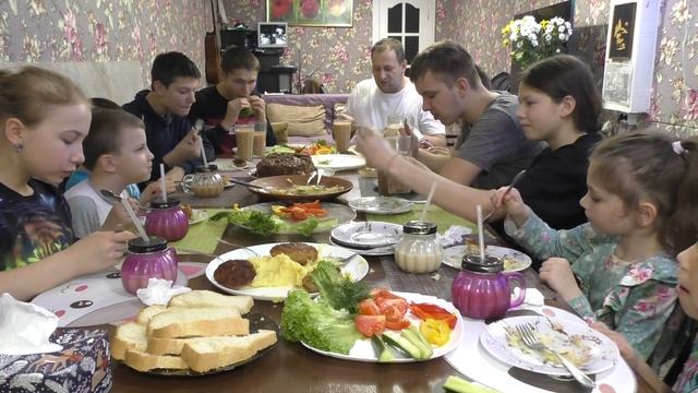 МУКБАНГ. Пюрешка. Домашние котлеты - очень вкусные смотреть онлайн