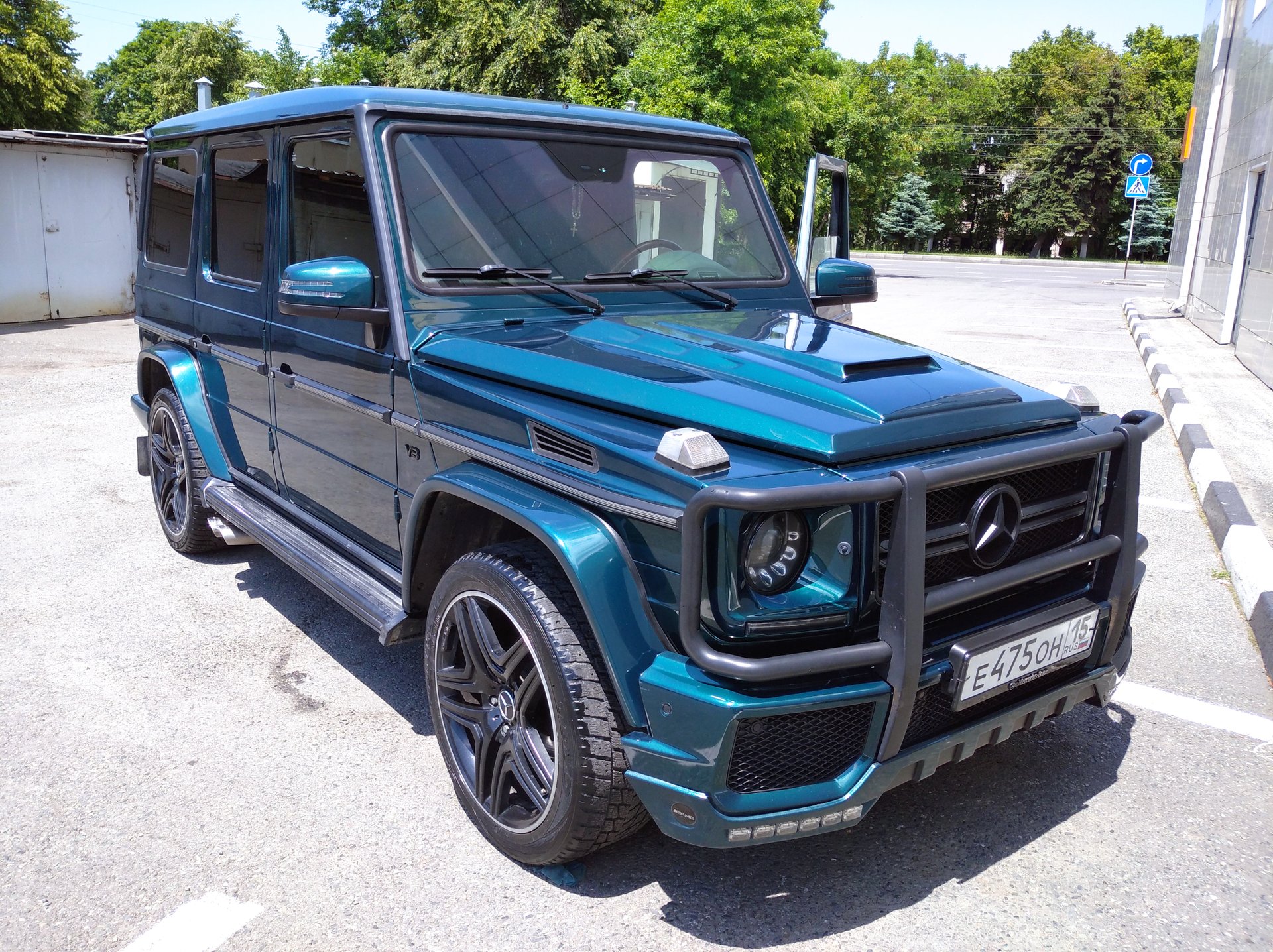 Полированные стандартные внедорожники и на бездорожье. Гелик G55 AMG Porsche Cayenne vs Land Rover 4 смотреть онлайн