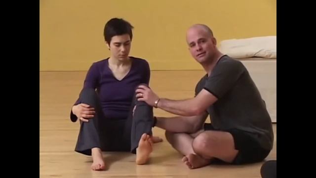 человек ставит лайк под видеоуроком йоги