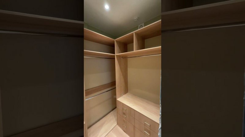Гардеробная комната с П-образной планировкой из ЛДСП Egger