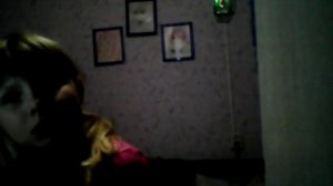 Ответ на вопрос .как вдеть сережки гвоздики в уши самостоятельно?