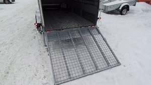 Двухосный прицеп с установленным трапом МЗСА 817732.012 . ЦЛП АРИВА Казань