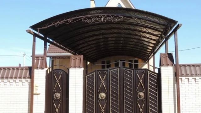 Навес из поликарбоната, металлопрофиля, ворота кованые.