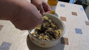 Мёд с орехом. Смесь мёда, ореха, лимона полезный продукт.