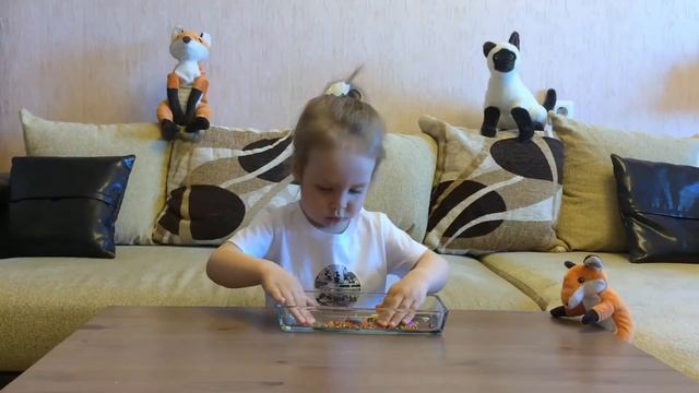 Играем с шариками из гидрогеля We play with balls of hydrogel смотреть онлайн