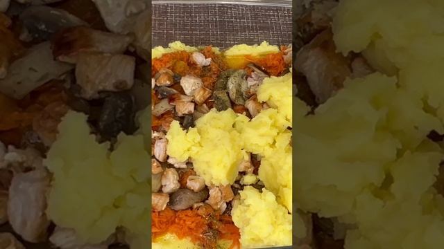 Картофельная запеканка с мясом и грибами