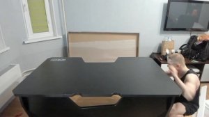 Дерзко Собирает Новый Стол............(главное не сломать его).