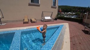 Nerf водный автомат обзор нерф водный обзор. Водный пистолет играем в бассейне. Болгария Елените
