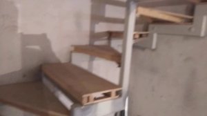 Лестница металлическая открытого типа на металлических косоурах.