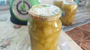 Дольки кабачков в ананасовом соке.