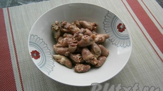 Куриные сердечки в сметане с чесноком на сковороде