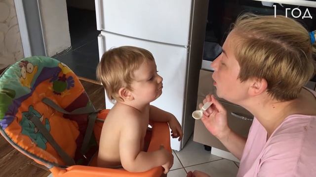 Когда малыша в 1 годик кормит мама хлебом и кашей. Mother feeds baby bread and porridge. смотреть онлайн