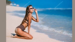 Ты неотразима Агния Дитковските в мокром купальнике позировала на пляже
