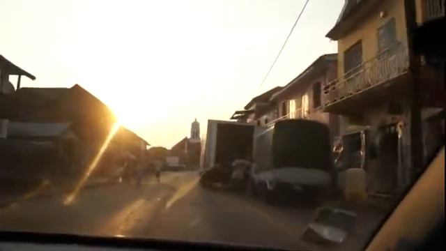 Мадагаскар Дорога в Миандривазо Закат и город смотреть онлайн