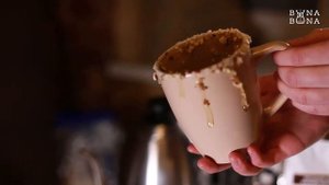 Как варить кофе в френч-прессе с топлёным молоком, мёдом и орешками
