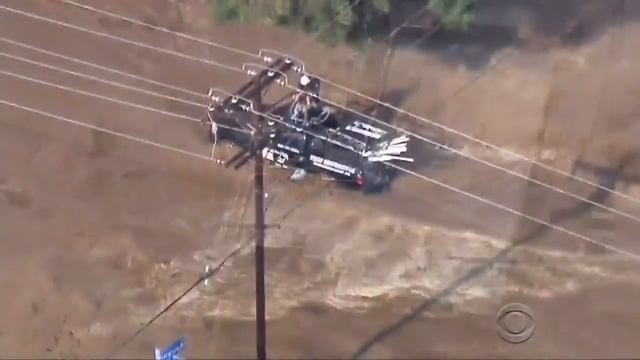 Flash floods tear across Arizona desert смотреть онлайн