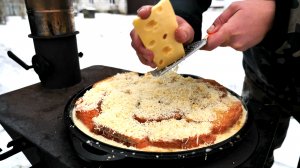 Показываю как приготовить пиццу из батона в сковороде.