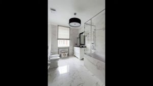 Белая напольная плитка под мрамор для ванной комнаты