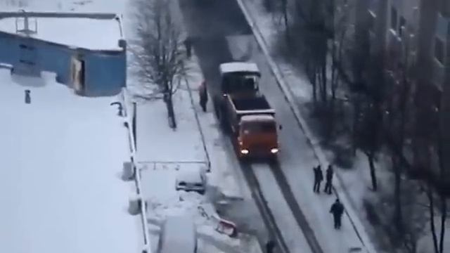 Радикальная борьба со снегом на Комендантском проспекте смотреть онлайн