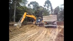 Гусеничный экскаватор SANY 135 в работе